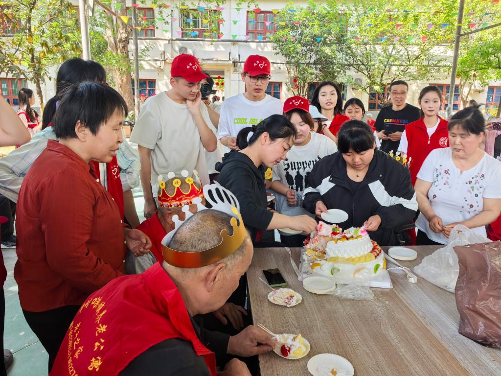 乐学敬老 情暖桑榆岁月  kaiyun官方网站登录入口青年志愿者服务团开展第二次滦镇敬老院志愿服务活动